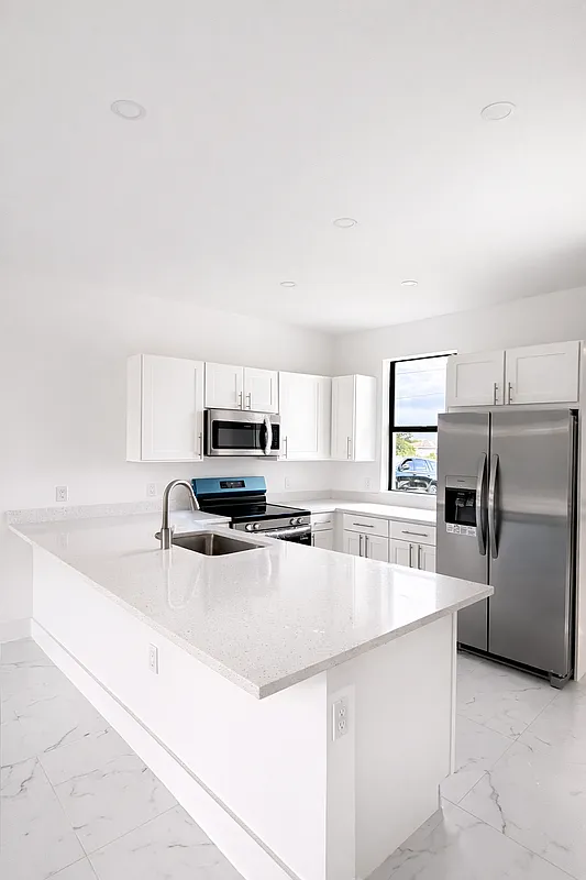 Building Photo - 478 Lotus Ave S