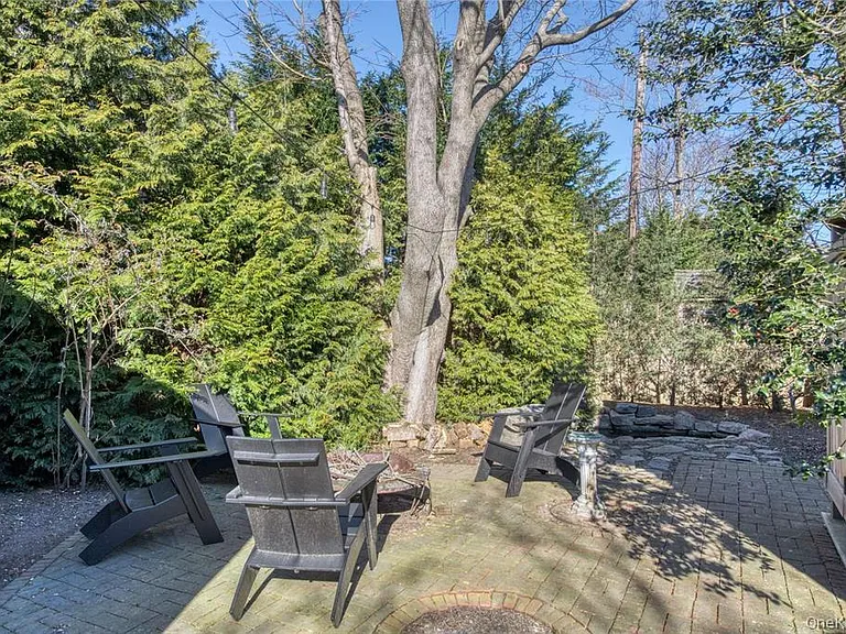1800 Village Ln — Photo 2