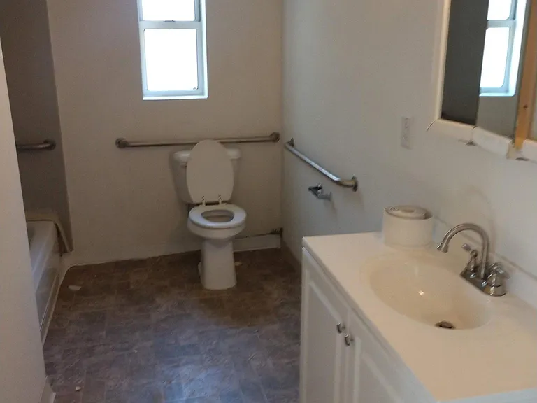 895 Salem St — Photo 5