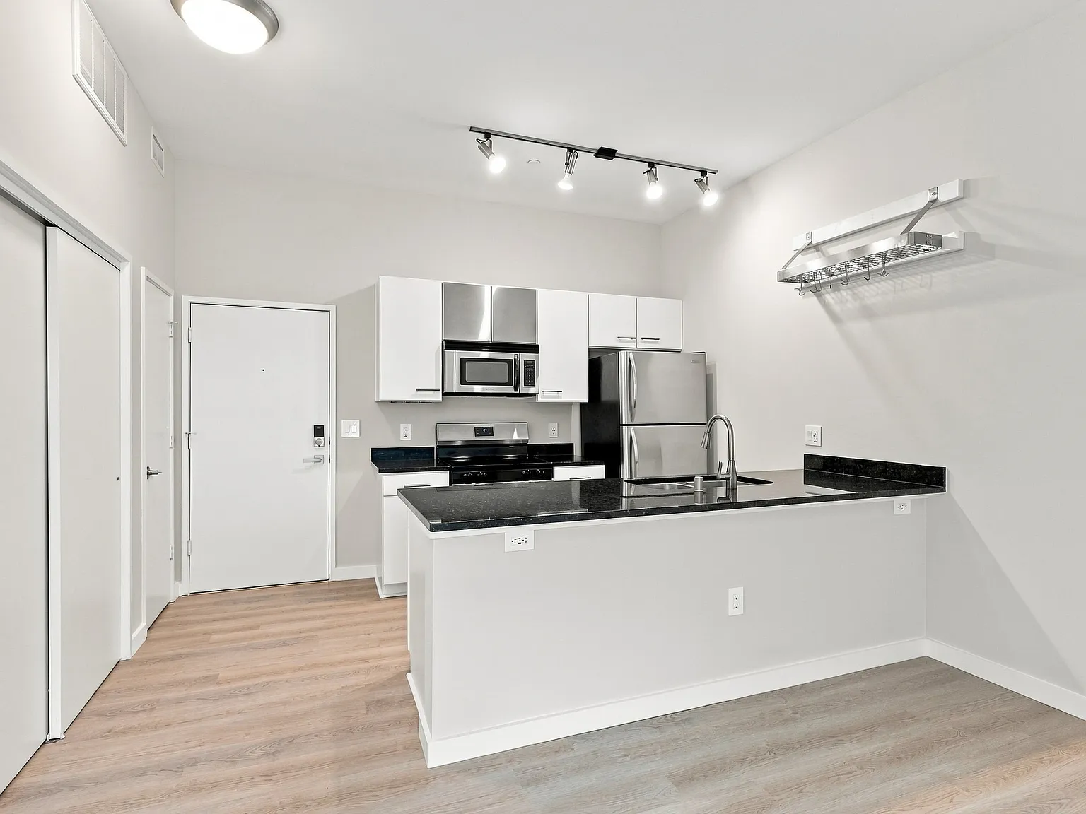 1 bed, 712 sqft, $1,250 — Photo 4