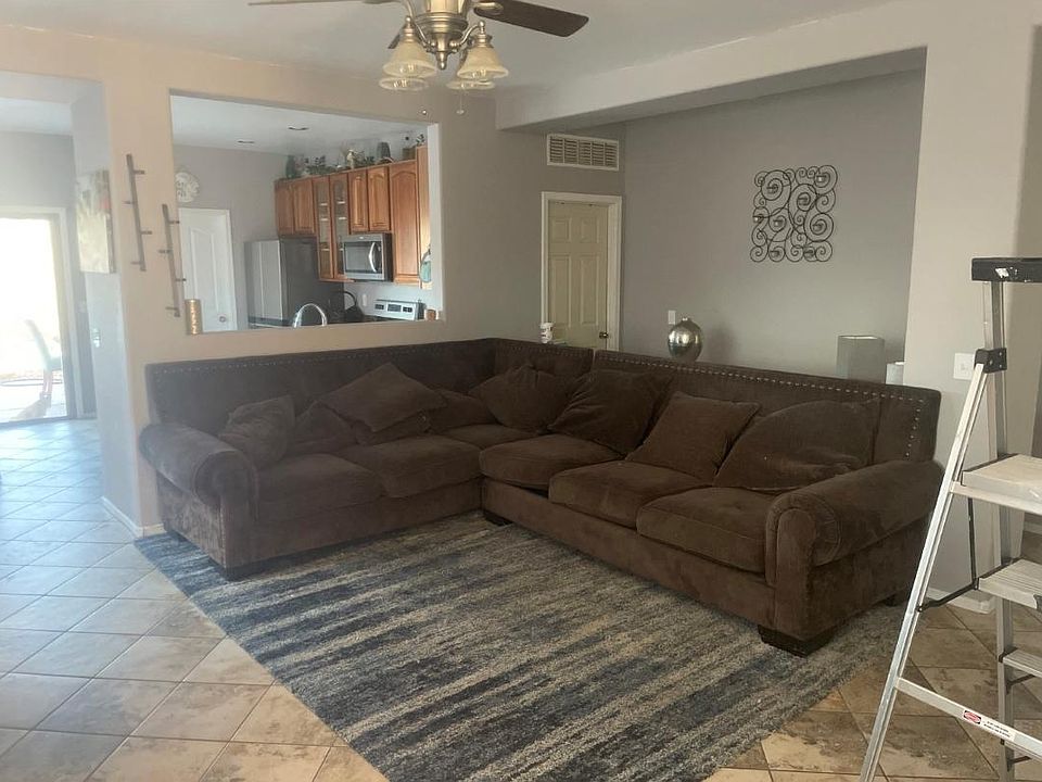 LIVING ROOM BEFORE WITH FURNITURE STAGING TO GET IDEAL OF WHAT COULD LOOK LIKE WITH FURNITURE.