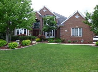 3569 Sleepy Fox Dr, Rochester Hills, MI 48309