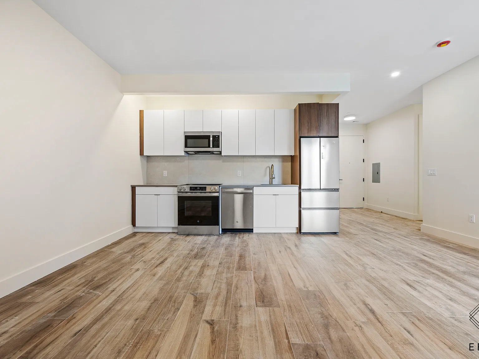 151 Hawthorne Street — Photo 4