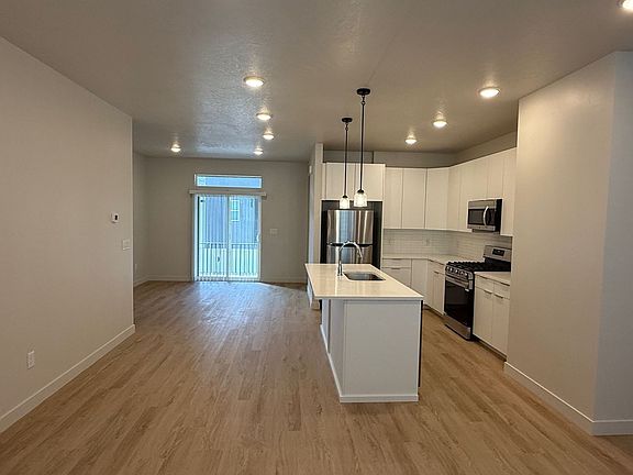 3rd image of 1169 N Meridian Ln