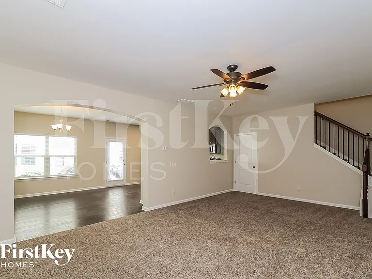 703 Barberry Dr — Photo 3