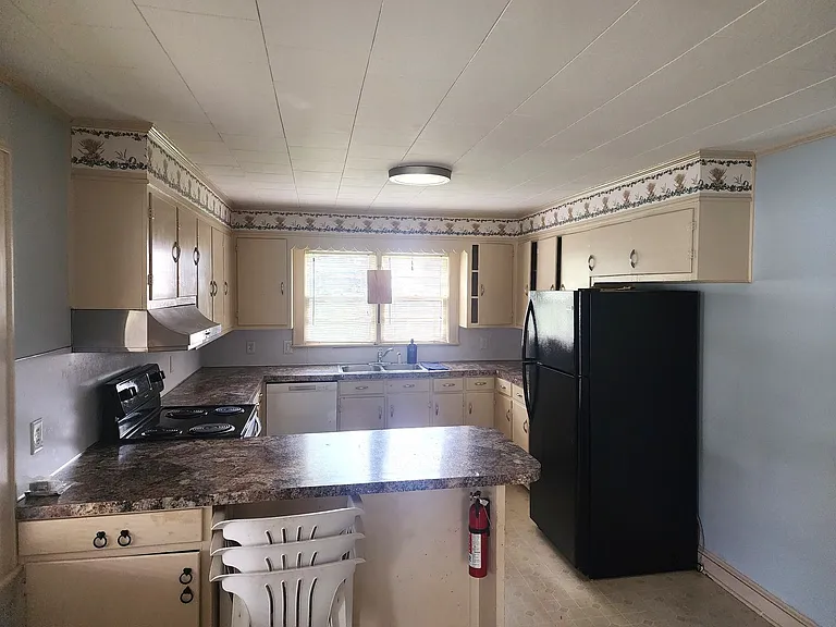 571 Lovers Ln — Photo 2