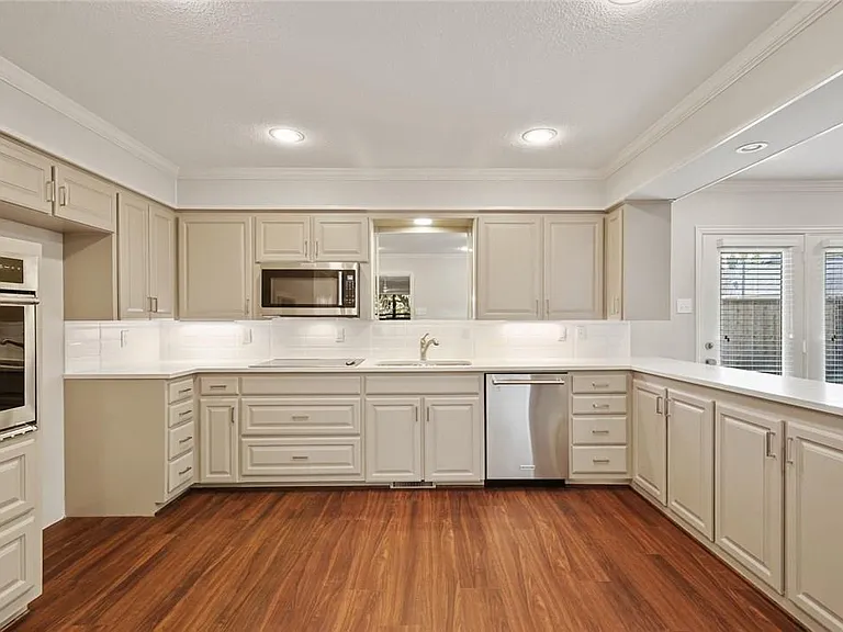 9015 Villa Park Cir — Photo 9