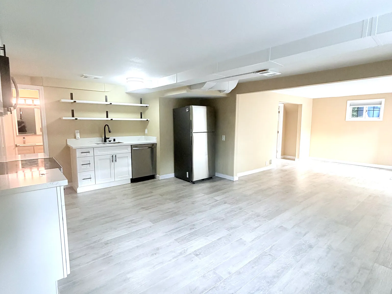 1 bed, 900 sqft, $2,100 — Photo 2