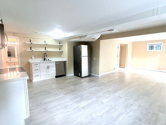 2nd image of 1117 W Howe St #A