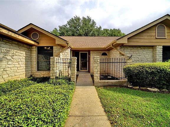 3rd image of 402 Willow Wood Ln