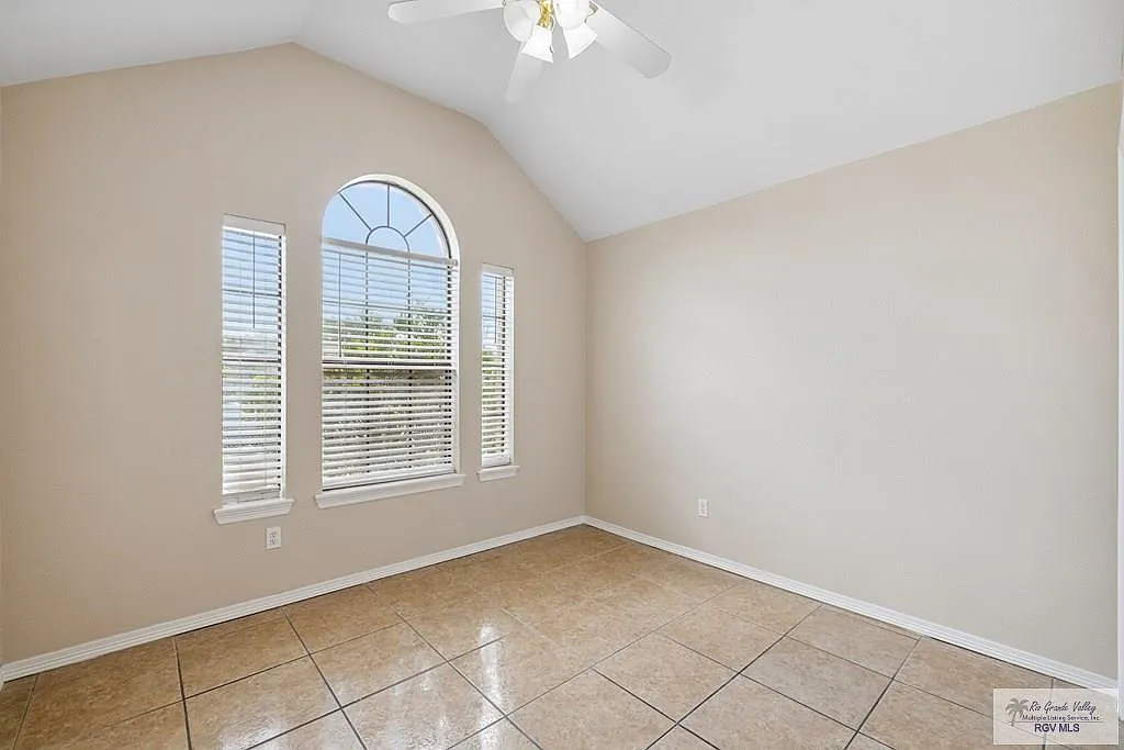 4 bed, 3.0 bath, 1719 sqft, $2,100 — Photo 2