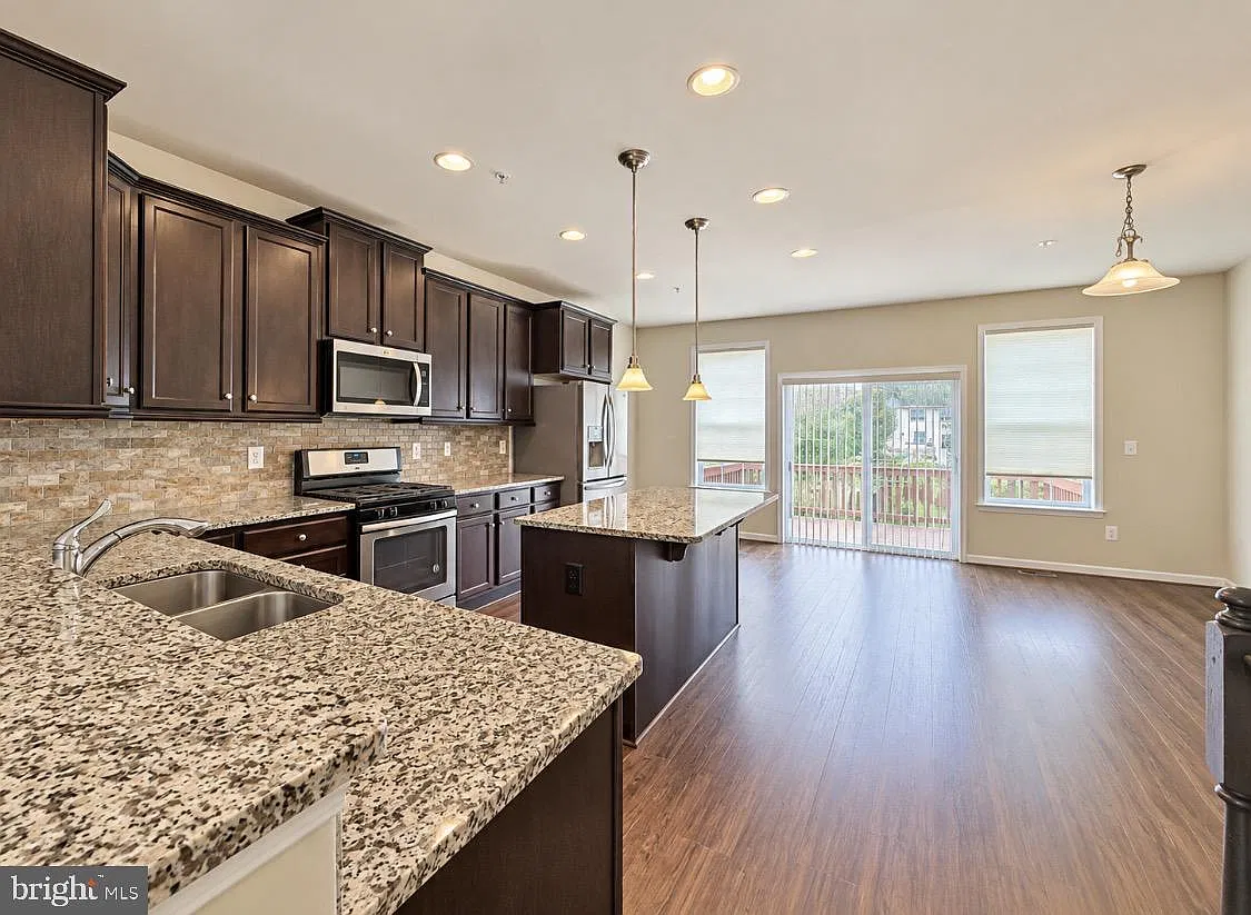 3 bed, 2.5 bath, 2400 sqft, $3,200 — Photo 3