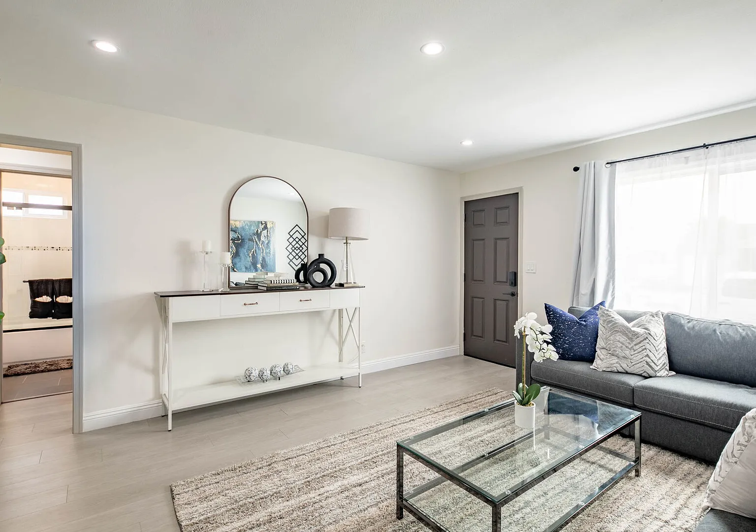 4 Bedroom 2 Bathroom Cool and Cozy Home with a Pool Table Outdoor Area — Photo 3