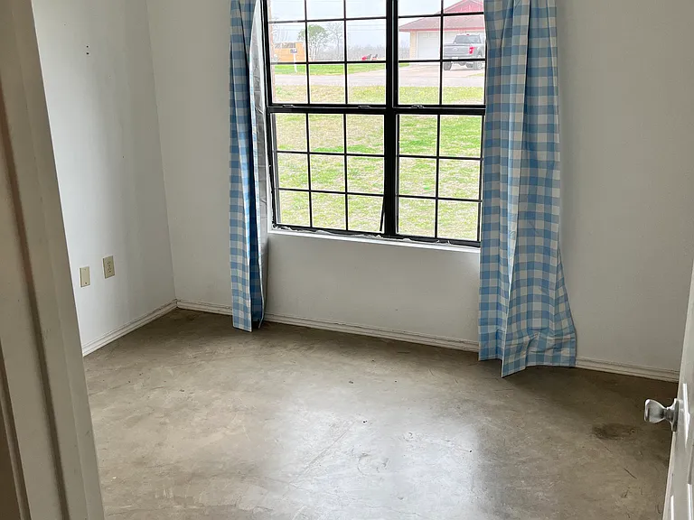131 Robinhood Dr — Photo 3