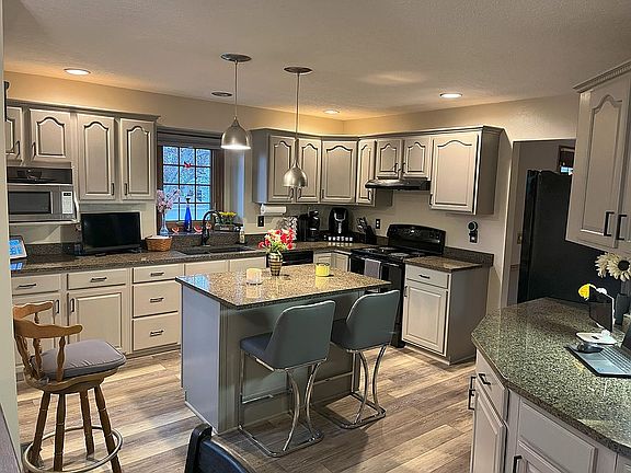 Kitchen -43 Cabinets!