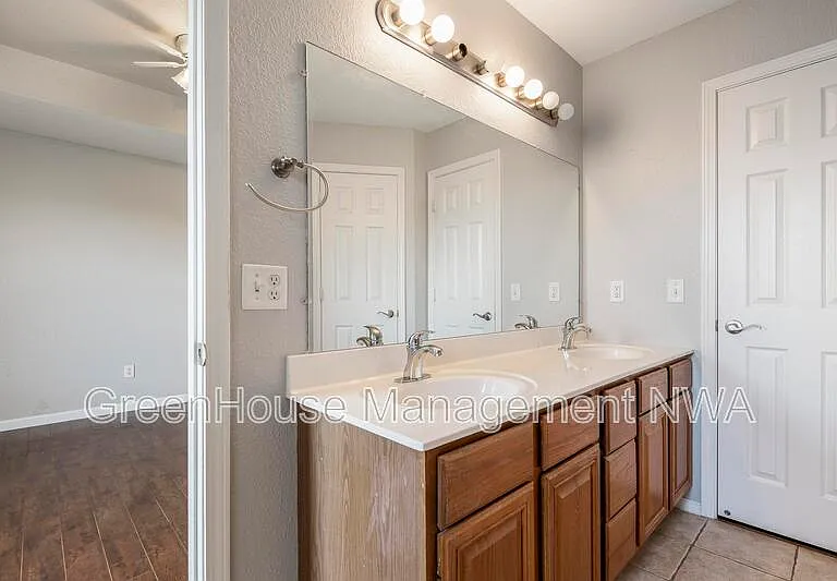 520 Dewberry Ln — Photo 12