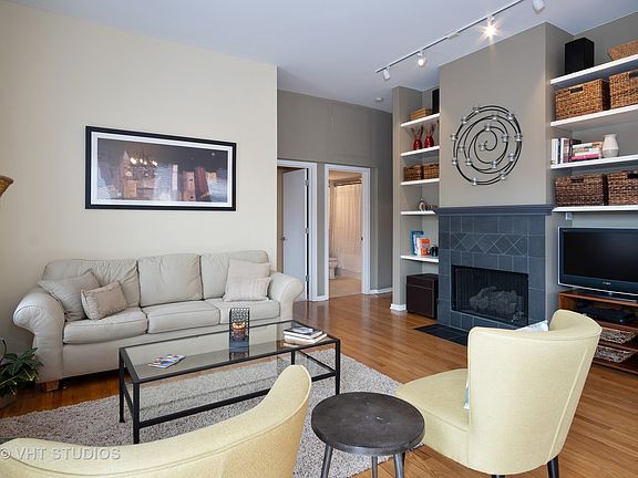 3rd image of 1955 N Leavitt St APT 2C