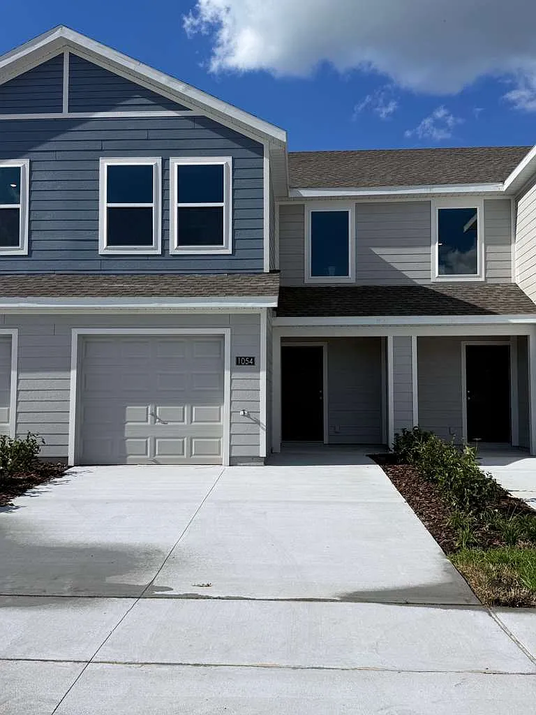 3 bed, 2.5 bath, 1378 sqft, $1,800 — Photo 1