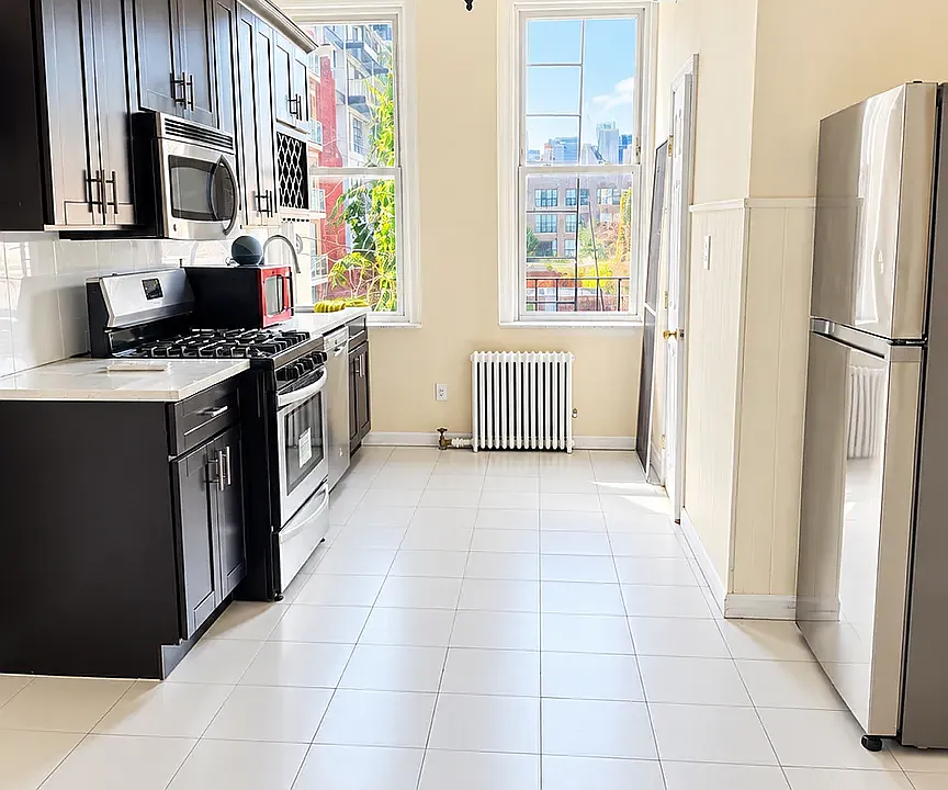 4736 Vernon Blvd #3L