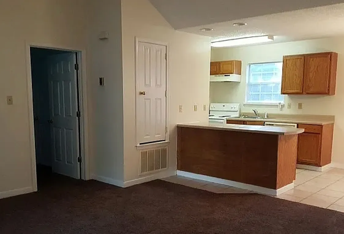3 bed, 1200 sqft, $1,600 — Photo 2