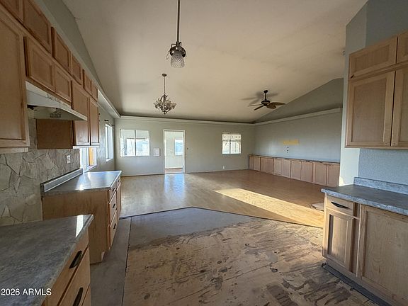 4th image of 7900 N Prospect Road