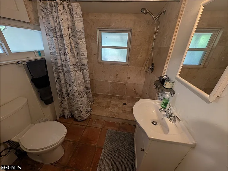 1637 Woodford Ave — Photo 12