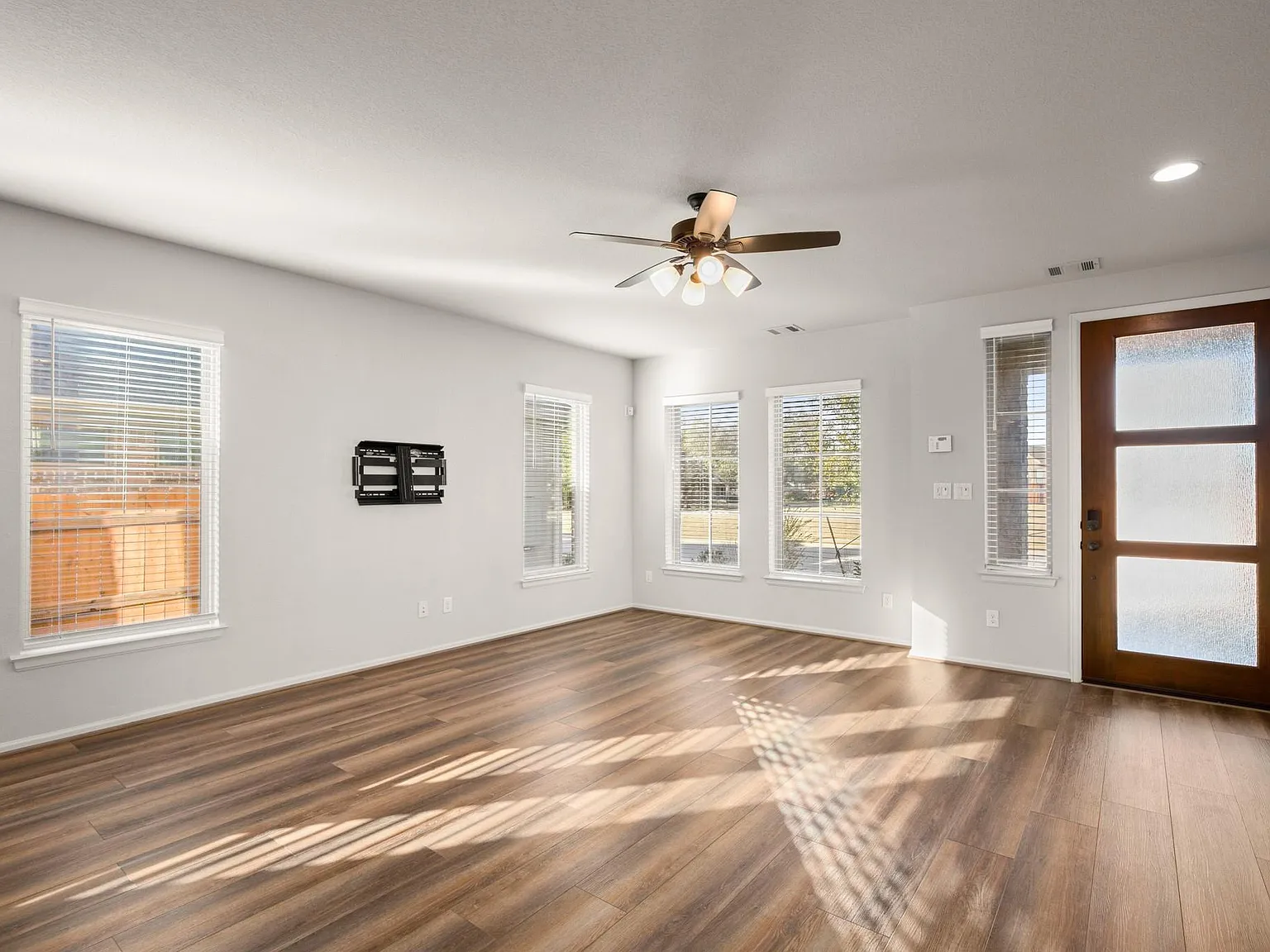 4 bed, 2.5 bath, 2350 sqft, $2,400 — Photo 2