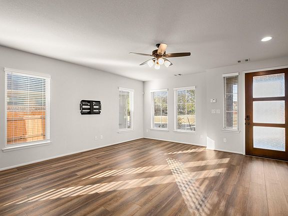 5th image of 932 Azul Lagoon Dr