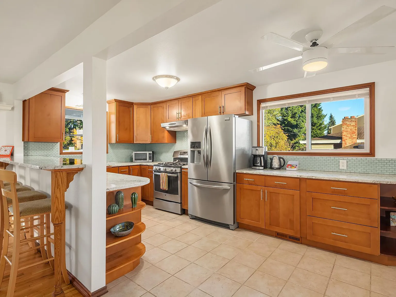 4 bed, 2720 sqft, $3,995 — Photo 3