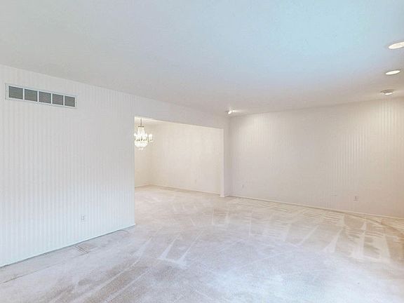 3rd image of 25451 Hilltop Dr