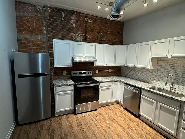 246 W 3rd St — Photo 2
