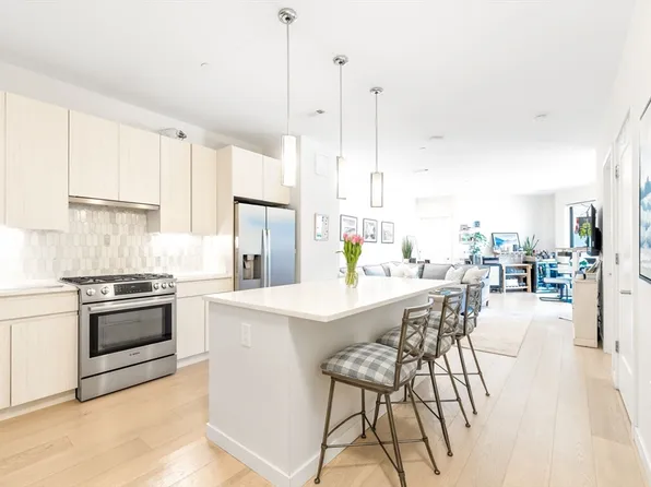 45 W 3rd St Unit 402, South Boston, MA 02127