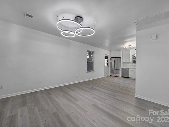 4th image of 2030 Vinton St
