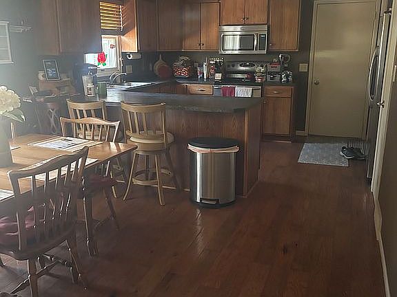 3rd image of 804 Clover Ln