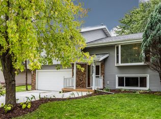 520 Laredo Ln, Chanhassen, MN 55317