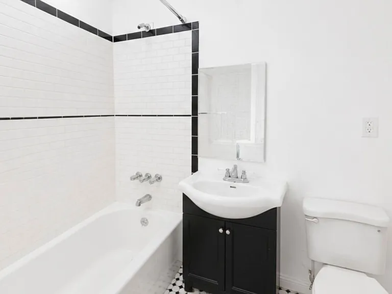 5425 Santa Monica Blvd Classic Hollywood Charm with Modern Convenience — Photo 15