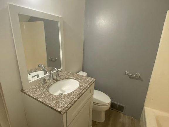 4th image of 3004 S Archer Ave #3006