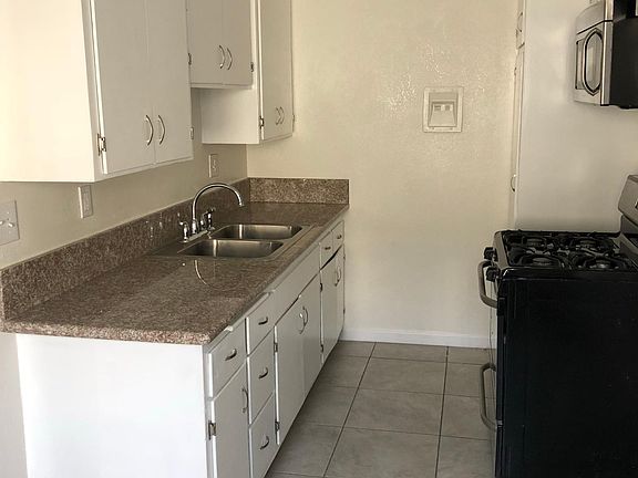 5th image of 304 N Market St