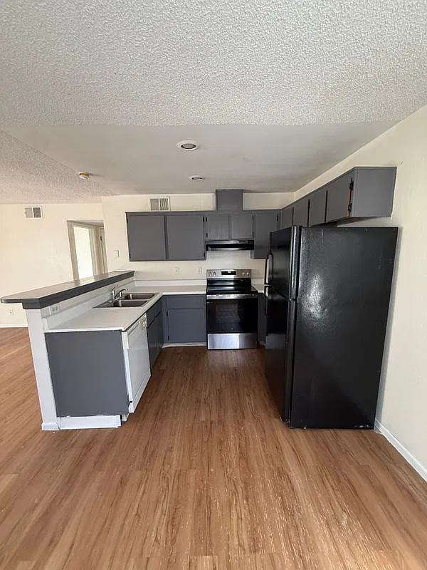 2 bed, 1.0 bath, 803 sqft, $1,350 — Photo 2
