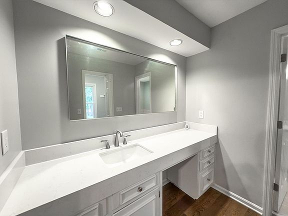 5th image of 211 Westminster Ave