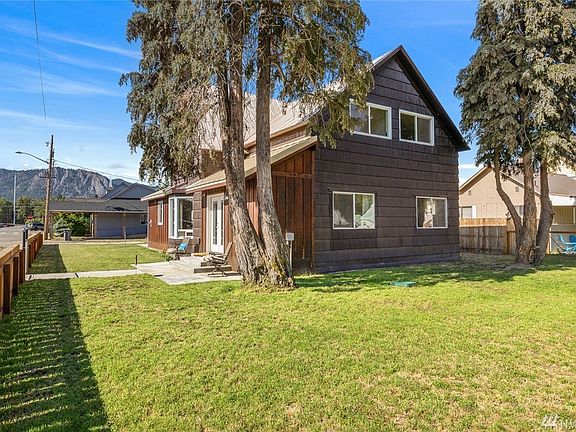 Corner lot looking south to Peoh Point.  Level area just waiting for kids to be playing, or dogs to be frolicking or a garden to be planted.....so many options to take advantage of this lawn area.