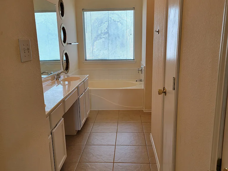 6001 Fenwick Ln — Photo 20