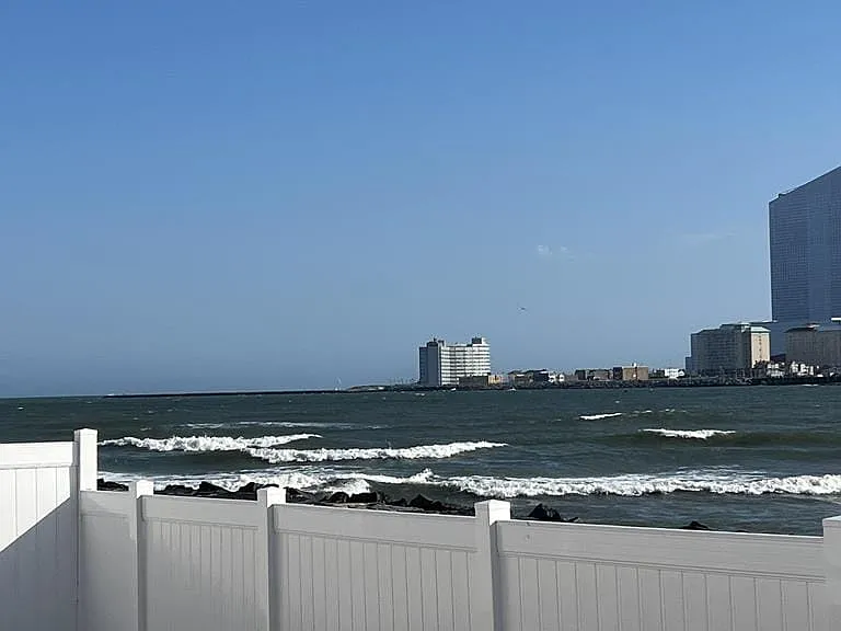38 Ocean Dr W — Photo 3