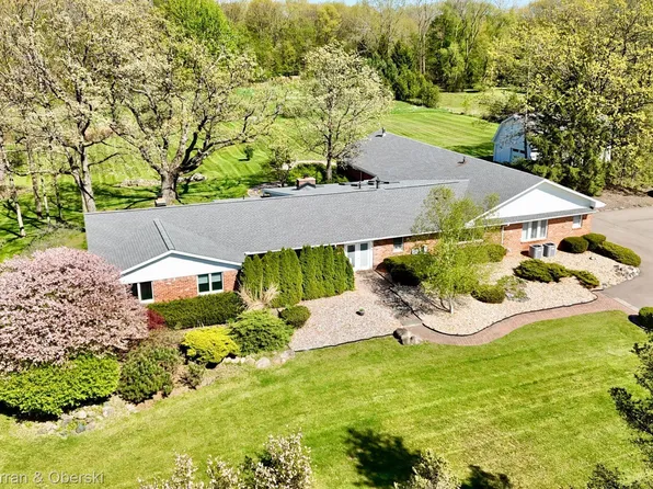 22340 Natasha Ln, South Lyon, MI 48178