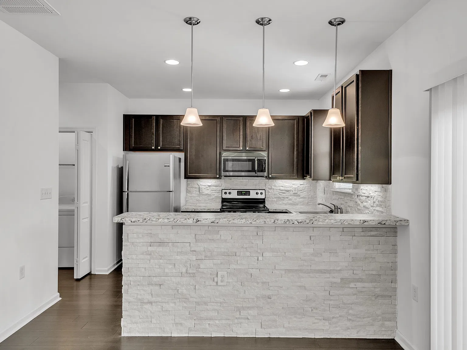 2 bed, 2.5 bath, 1329 sqft, $2,300 — Photo 2