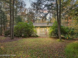 136 Split Rock Ln, Pocono Pines, PA 18350