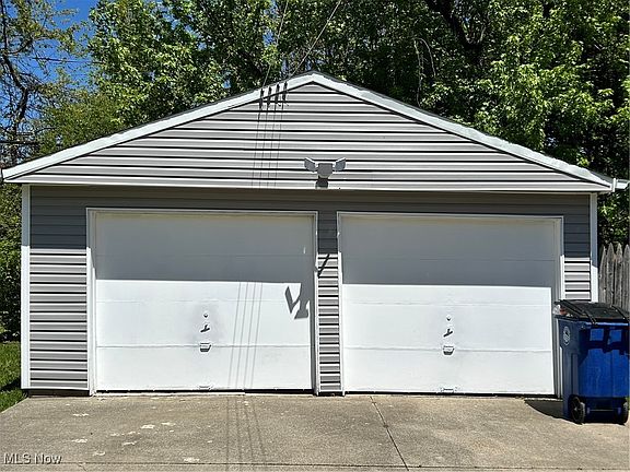 3rd image of 15911 Glendale Ave
