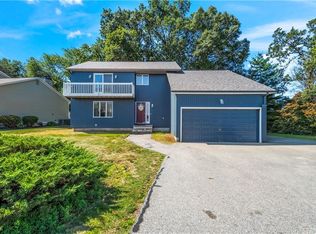 7 W Lakeview Dr, North Providence, RI 02904