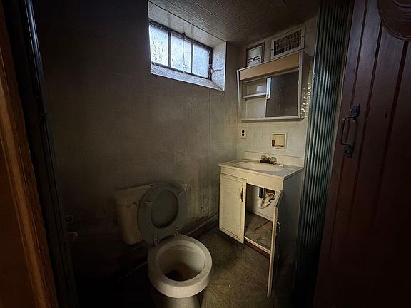 4th image of 15775 Ward St