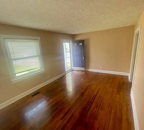 4th image of 1511 Montgomery Ave